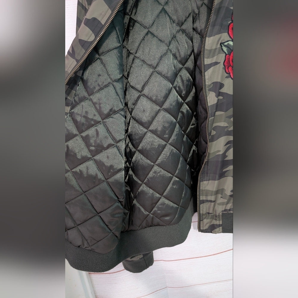 EUC Torrid  Camouflage Embroidered Bomber Style Jacket Size 1X - Picture 4 of 8
